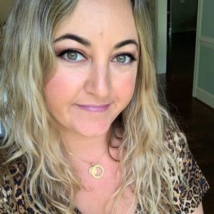 Meet your Posher, Elyse